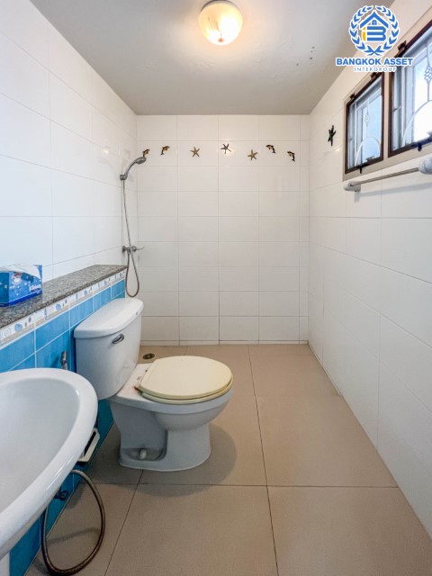 *****ทาวน์เฮ้าส์มือสองย่านนนทบุรี ม.ศุภาลัยวิลล์ รัตนาธิเบศร์ เนื้อที่มากถึง 21 ตร.ว. ฟังก์ชัน 3 ห้องนอน 2 ห้องน้ำ 1 ที่จอดรถ บ้านสภาพพร้อมอยู่ บนทำเลโซนเมือง เดินทางสะดวกเชื่อมต่อถ.รัตนาธิเบศร์ ถ.ติวานนท์ และสนามบินน้ำ เพียง 10 นาทีก็ถึงรถไฟฟ้าสายสีม่วง "สถานีศูนย์ราชการนนทบุรี" ใกล้ทางด่วน "งามวงศ์วาน"